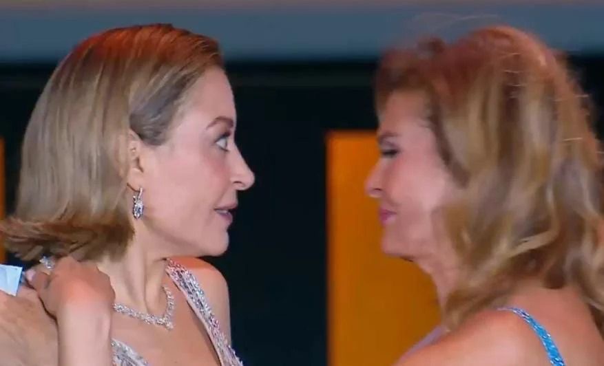 يسرا تنقذ منة شلبي من موقف محرج على السجادة الحمراء بمهرجان الجونة
