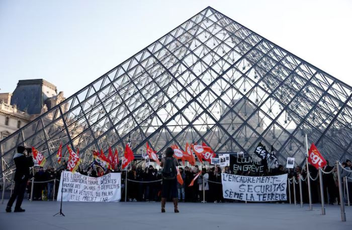 أزمة جديدة تهدد متحف اللوفر