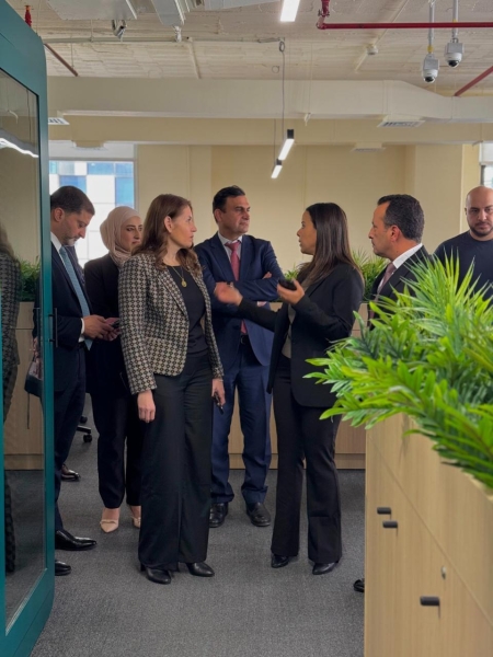 مجلس مفوضي هيئة الاتصالات يزور شركة