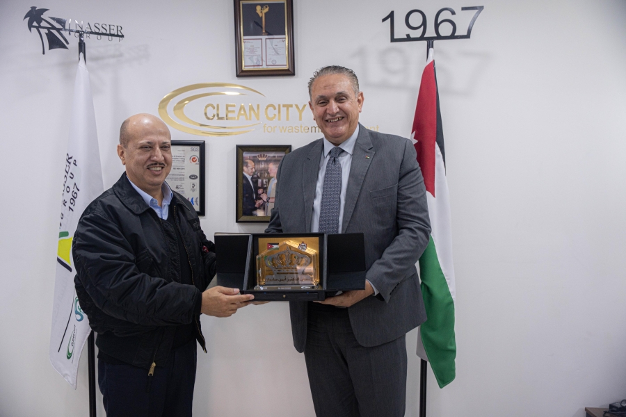 وزير البيئة يزور شركة البيئة الخضراء (كلين سيتي) ويشيدً بالتقنيات البيئية الحديثة المستخدمة.