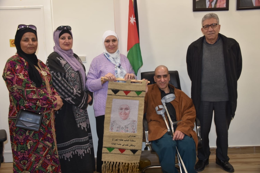 الجراح تستقبل الحرفي أُبي أبو دولة وتعلن استعدادها لدعم مشاريع أصحاب الهمم مع بداية العام