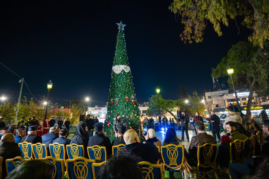رئيس لجنة السياحة والآثار النيابية يضيء شجرة عيد الميلاد في دوار باريس بالعاصمة عمان
