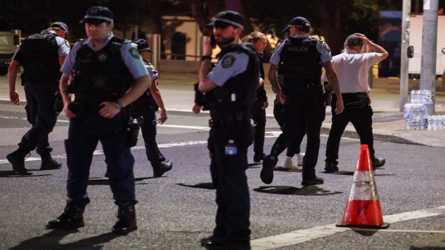 نقل مطلق النار في بونداي من المستشفى إلى السجن