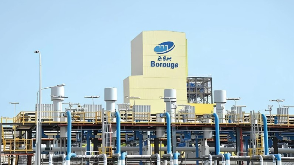 أبوظبي تعلق العمليات في مصنع للبتروكيماويات بعد سقوط شظايا