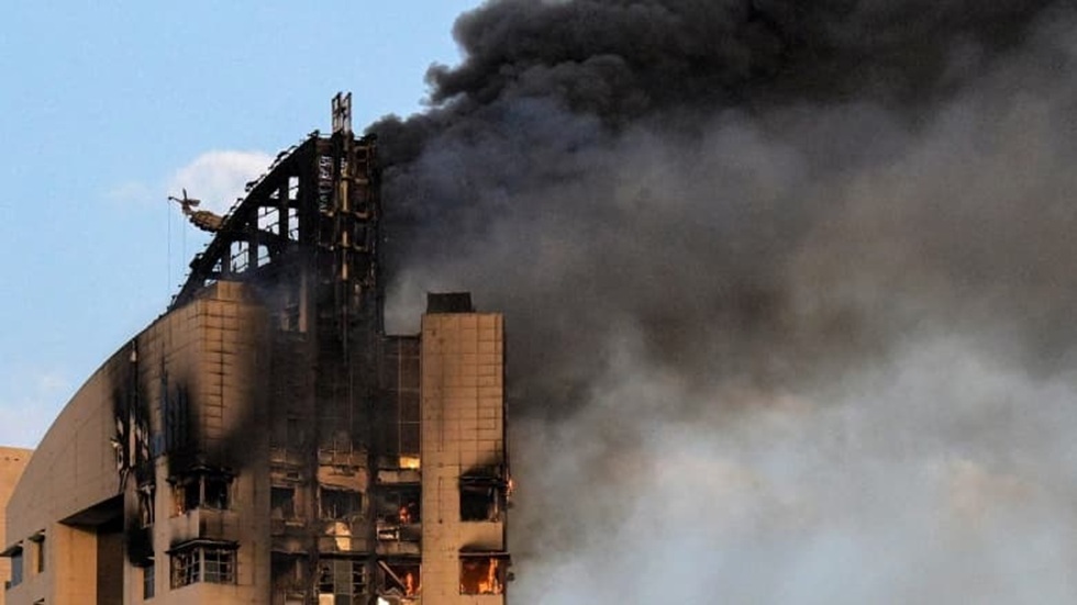 الكويت تحت وطأة الهجمات: اضرار بمجمع الوزارات ومبنى القطاع النفطي