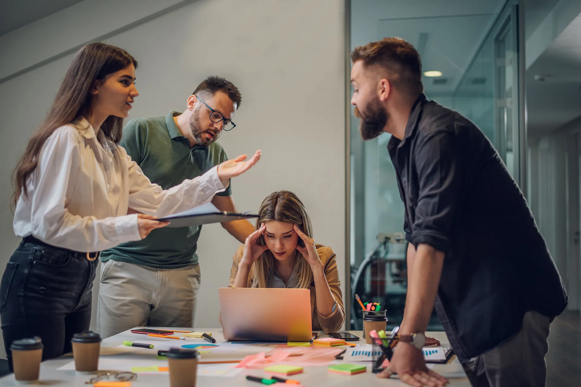 تجنب هذه العادات: نصائح لتحسين التواصل مع زملائك في العمل