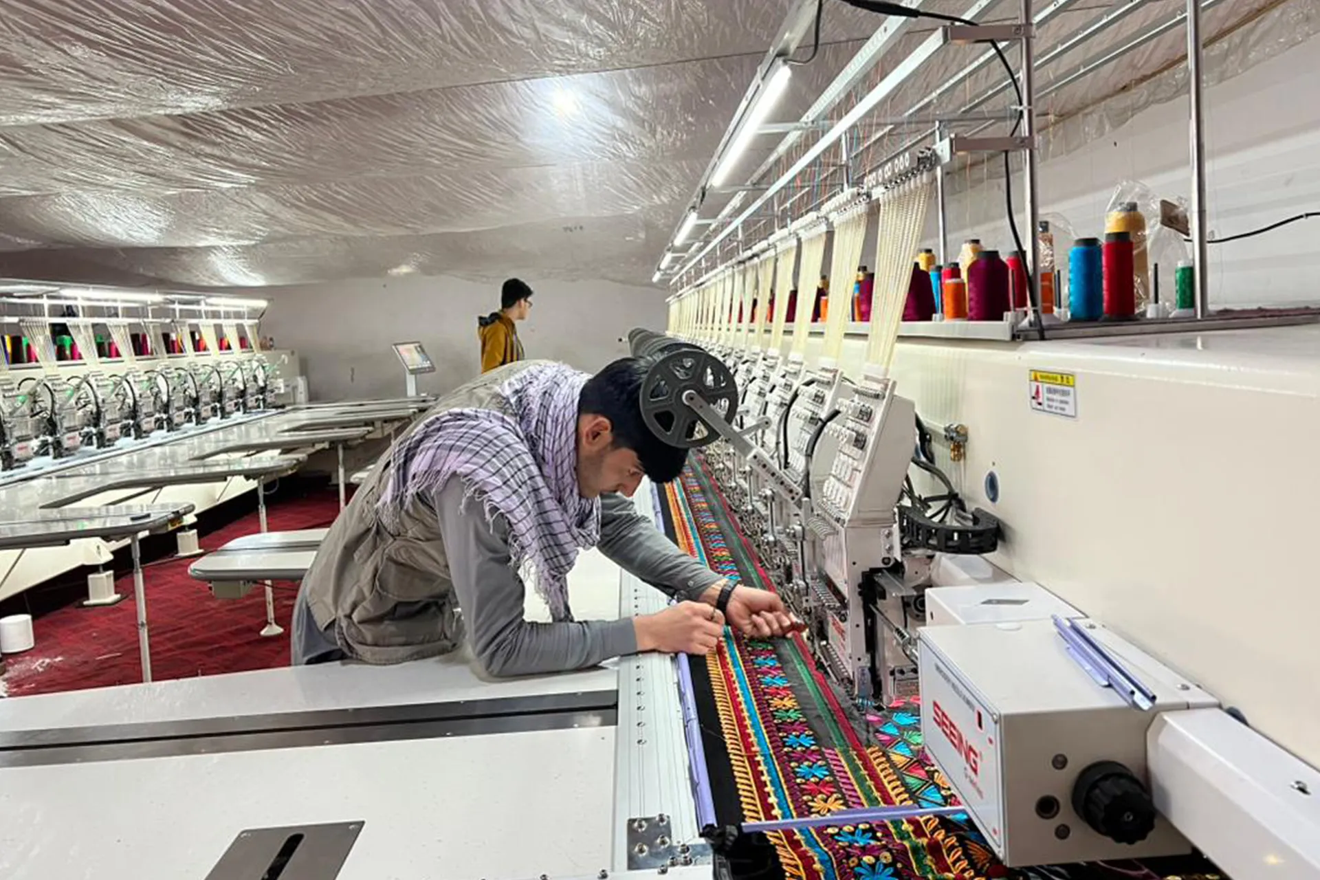 عودة مصانع كابل: فرصة عمل للاجئين الأفغان رغم التحديات