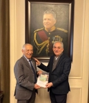 الحباشنة يهدي الملك أول نسخة من كتابه «من ذاكرة القلم»