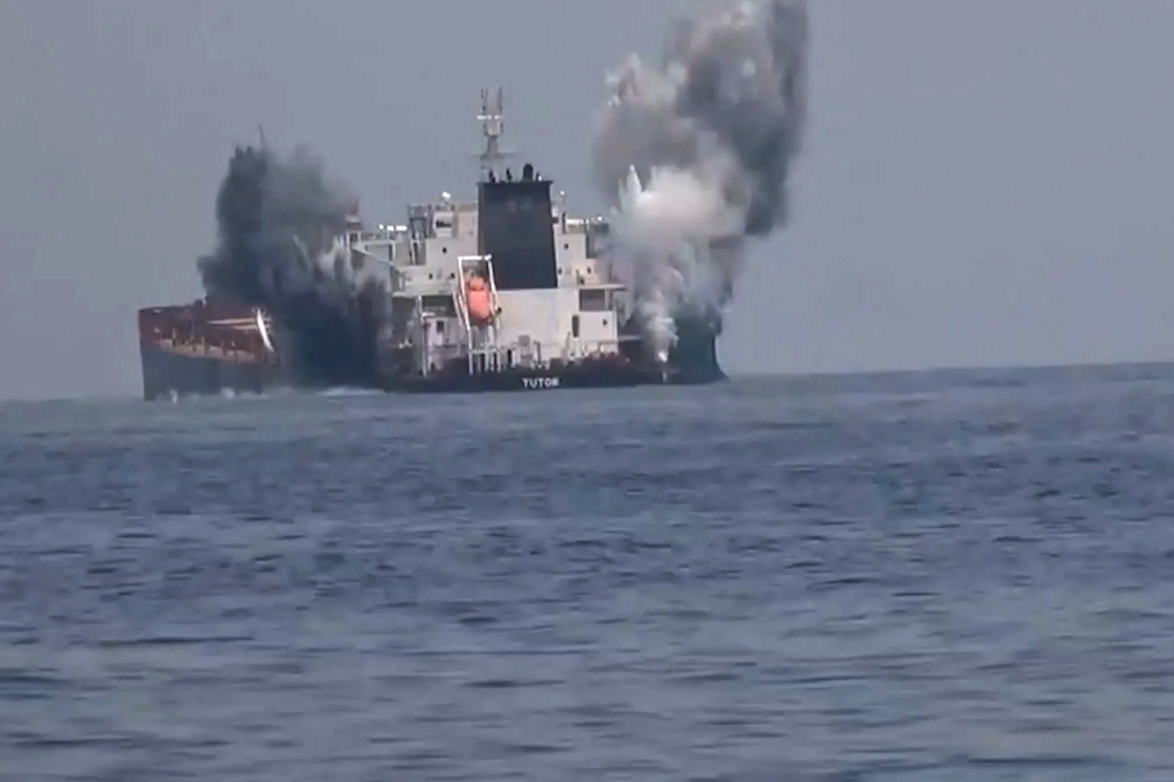 تصعيد إيراني يهدد شريان التجارة العالمية في باب المندب