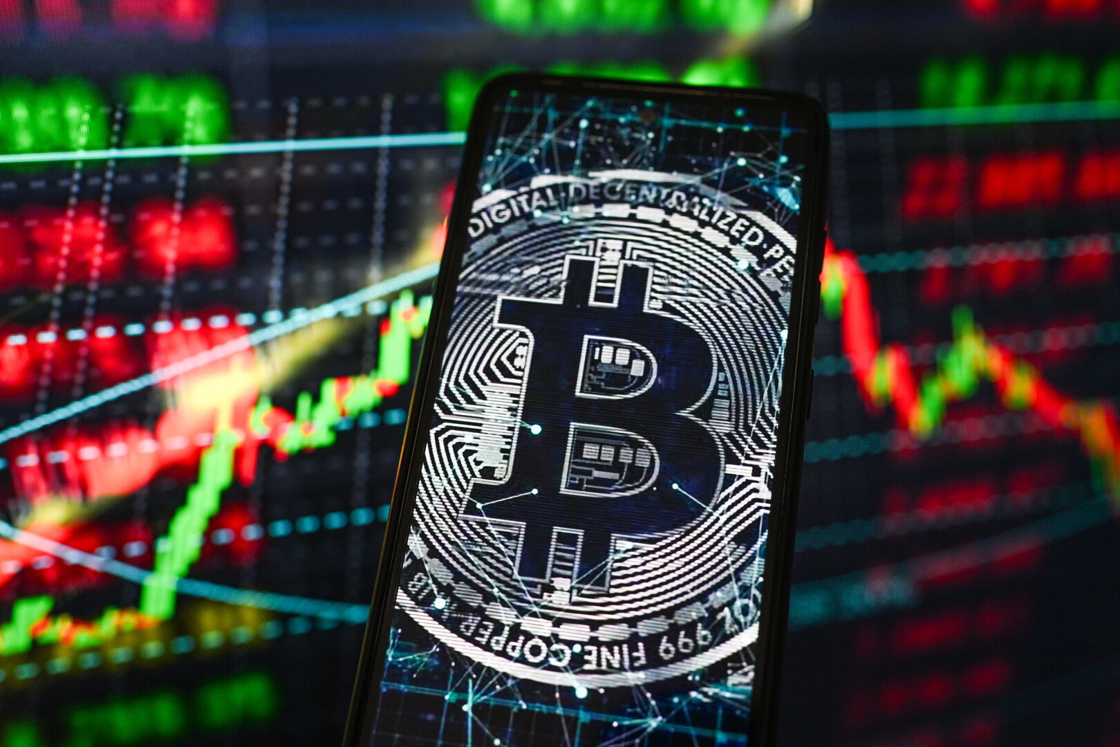 تراجع سعر البيتكوين بفعل تدفقات صناديق الاستثمار وتوقعات السوق