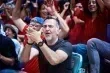كيف يخلق لاعبو كرة القدم علاقات شبه اجتماعية مع جماهيرهم